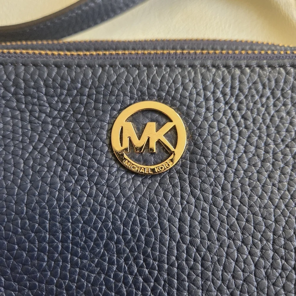 Michael Kors Double Zipper Crossbody/Sling Wallet - Picture 3 of 9